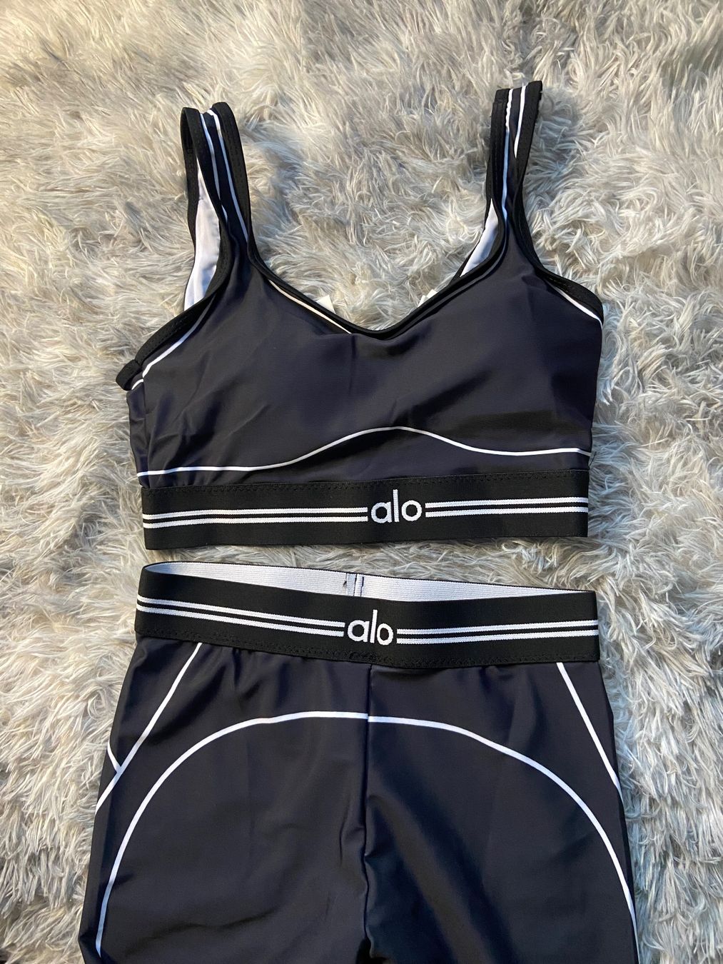 Alo Yoga Lotti di vestiti: Alo Yoga Gym Set – Nuovo (secondo la descrizione) da Embrach venduto da NovasOutlet 4