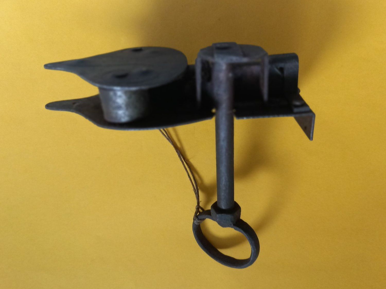 Lucchetti: Serrure ancienne de coffre en fer forgé avec sa clef – Usato da Rossens FR venduto da Souris1 5