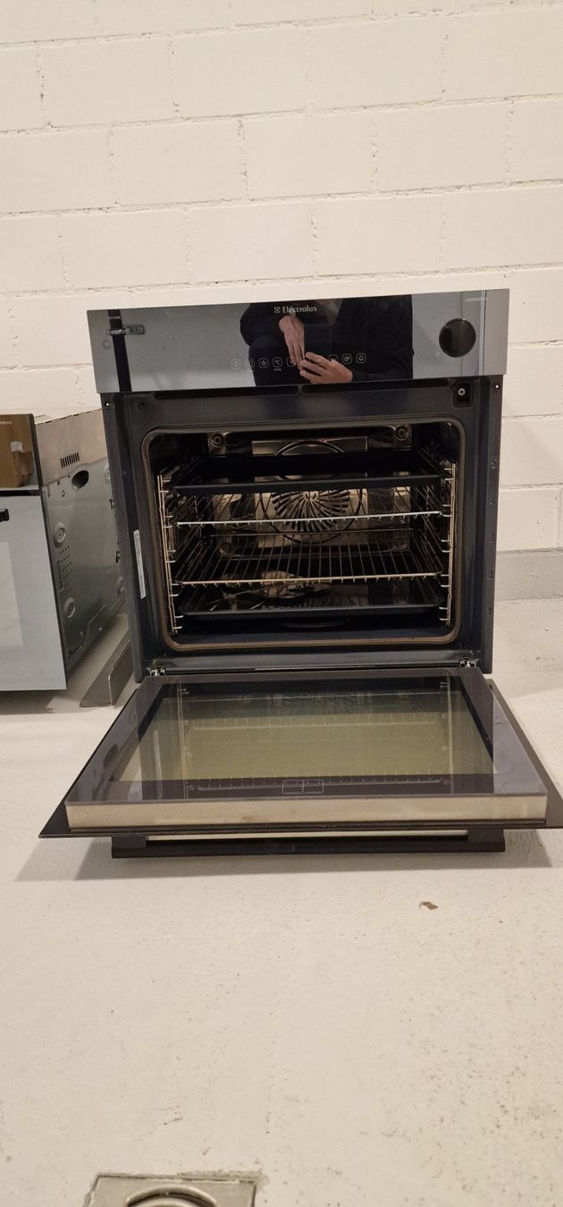 Electrolux Forni: Electrolux Einbaubackofen EBGL70SP–Dampf-/Heissluftbackofen – Usato da Hinwil venduto da Felsenhof-Didi 2