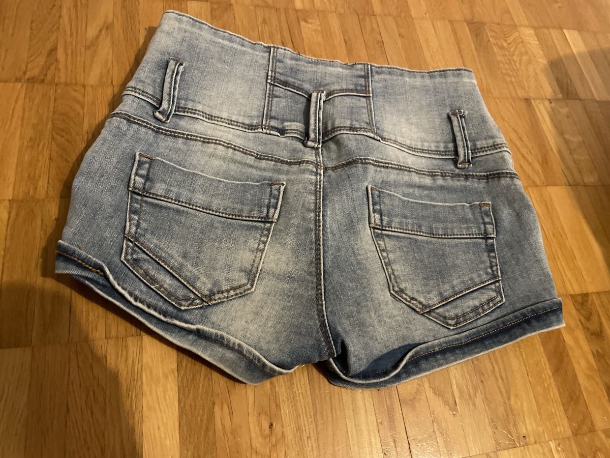 Pantaloni: Short taille haute – Nuovo (secondo la descrizione) da Pont-de-la-Morge (Sion) venduto da hel_bh28 1