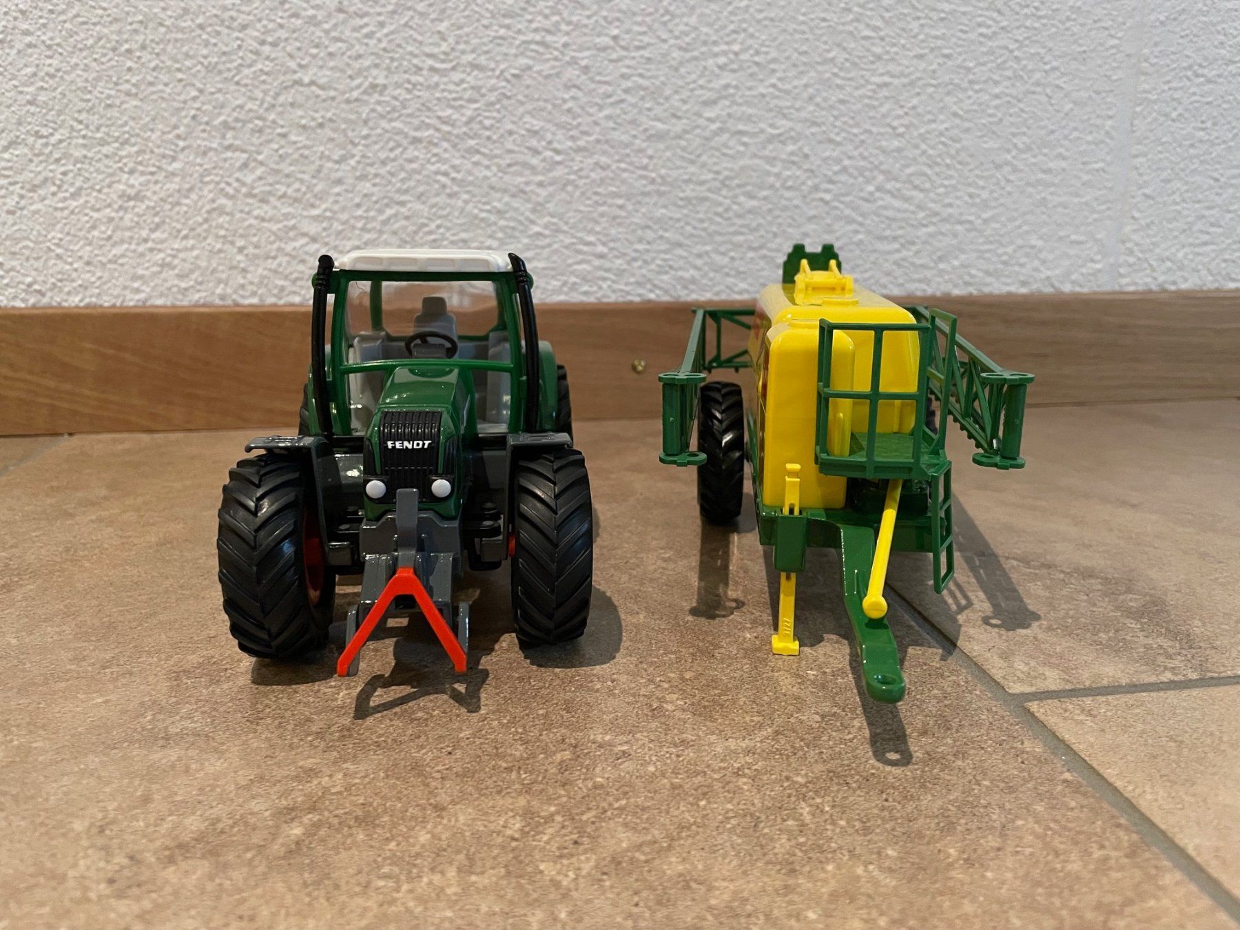 Fendt Traktoren: SIKU Fendt 716 mit Feldspritze – Neu und originalverpackt aus Kreuzlingen von Stefan1150 1