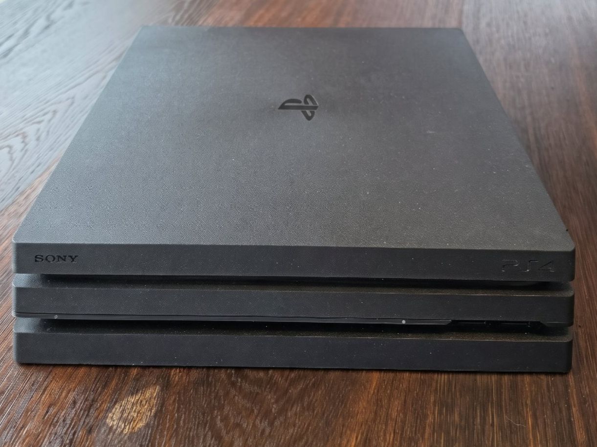Sony Consoles: Sony PS4 Pro 1TB + PlayStation VR Set | Kamera & Controller – D'occasion à Basel par con_q8xm 1