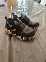Fila Kinder Turnschuhe schwarz orange Grösse 25 gut erhalten