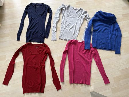 5x Pullover und 5x Damen-Jeans, Grösse XS/S