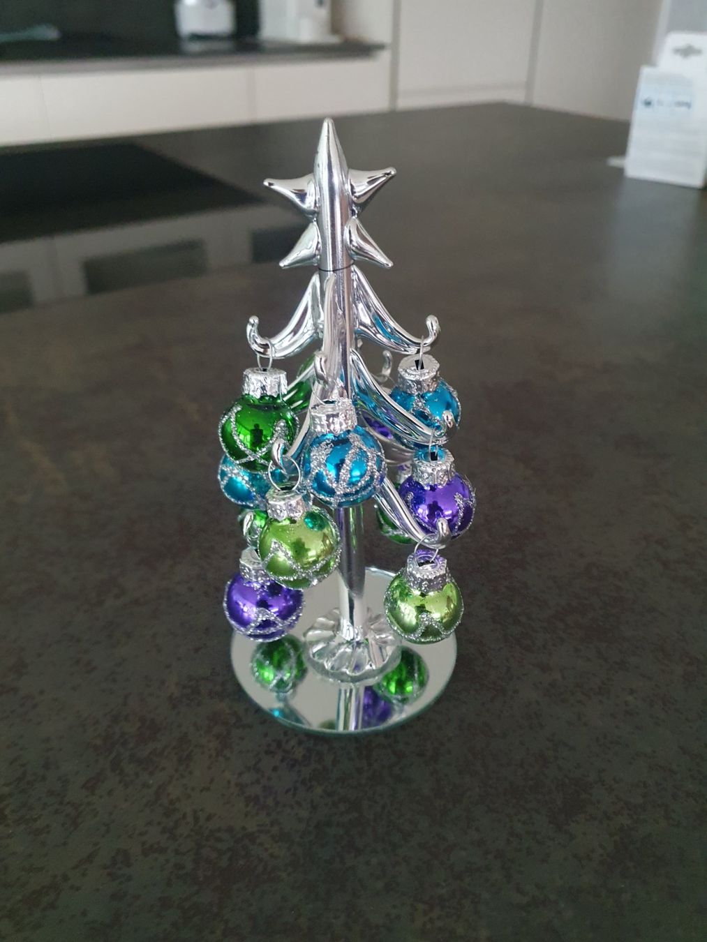 Tutte le decorazioni: Weihnachtsbaum Deko Miniatur mit Kugeln, Silber Optik – Nuovo e nell'imballaggio originale da Reinach venduto da 3Guggerli