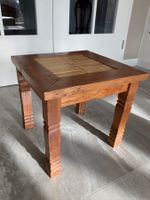 Table en teck avec pieds sculptés et canage en bambou