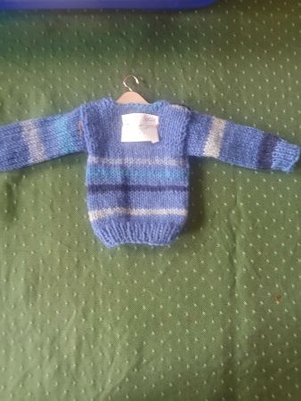 Verschieden farbige Pullover für Puppengrösse 36 cm