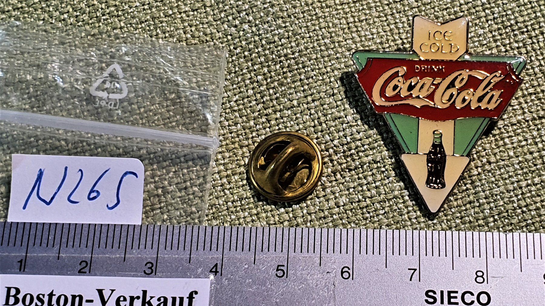 Plaketten & Abzeichen: N265 - Pin Drink Coca Cola ICE COLD / Coke Flasche – Gebraucht aus Reinach BL von Boston-Verkauf 1