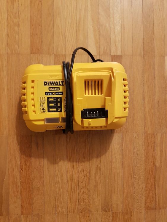 Dewalt Ladegerät DCB 118 | Kaufen auf Ricardo