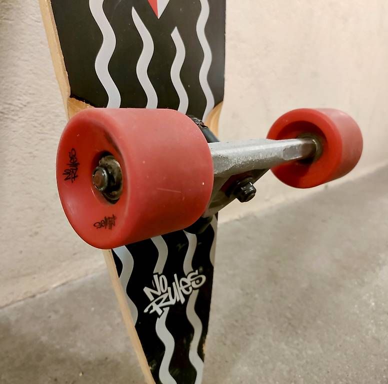 Skateboards: Longboard rouge et noir  – Gebraucht aus Renens VD von lptvs_22 2