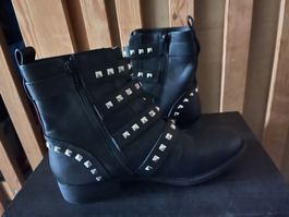 Stivaletti neri borchiati - Look audace per l'inverno