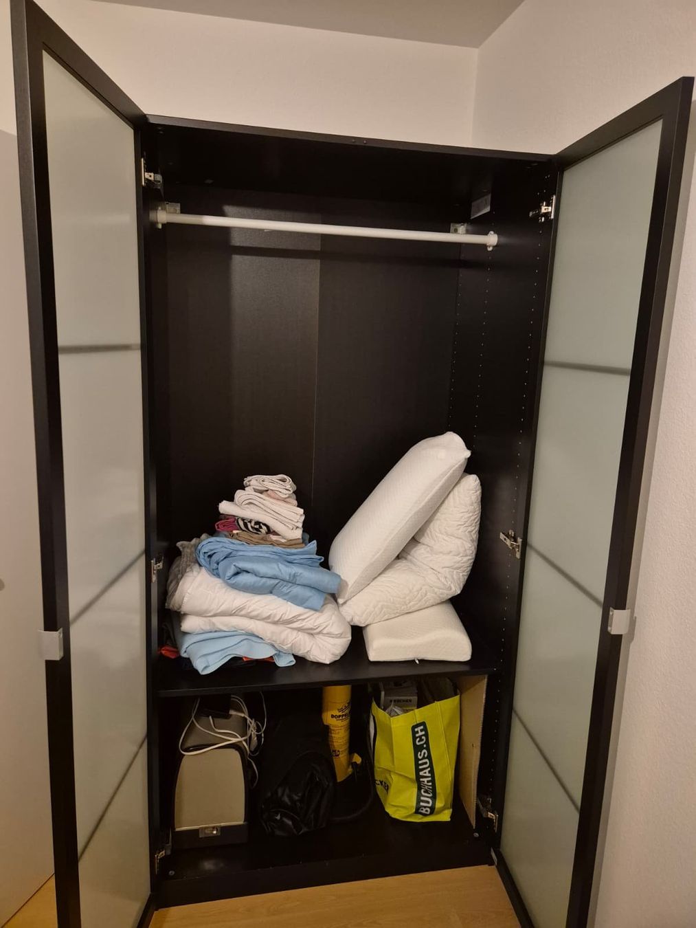 Schränke: Kleiderschrank mit 2 Türen – Gebraucht aus Zug von ale_yd9y 2