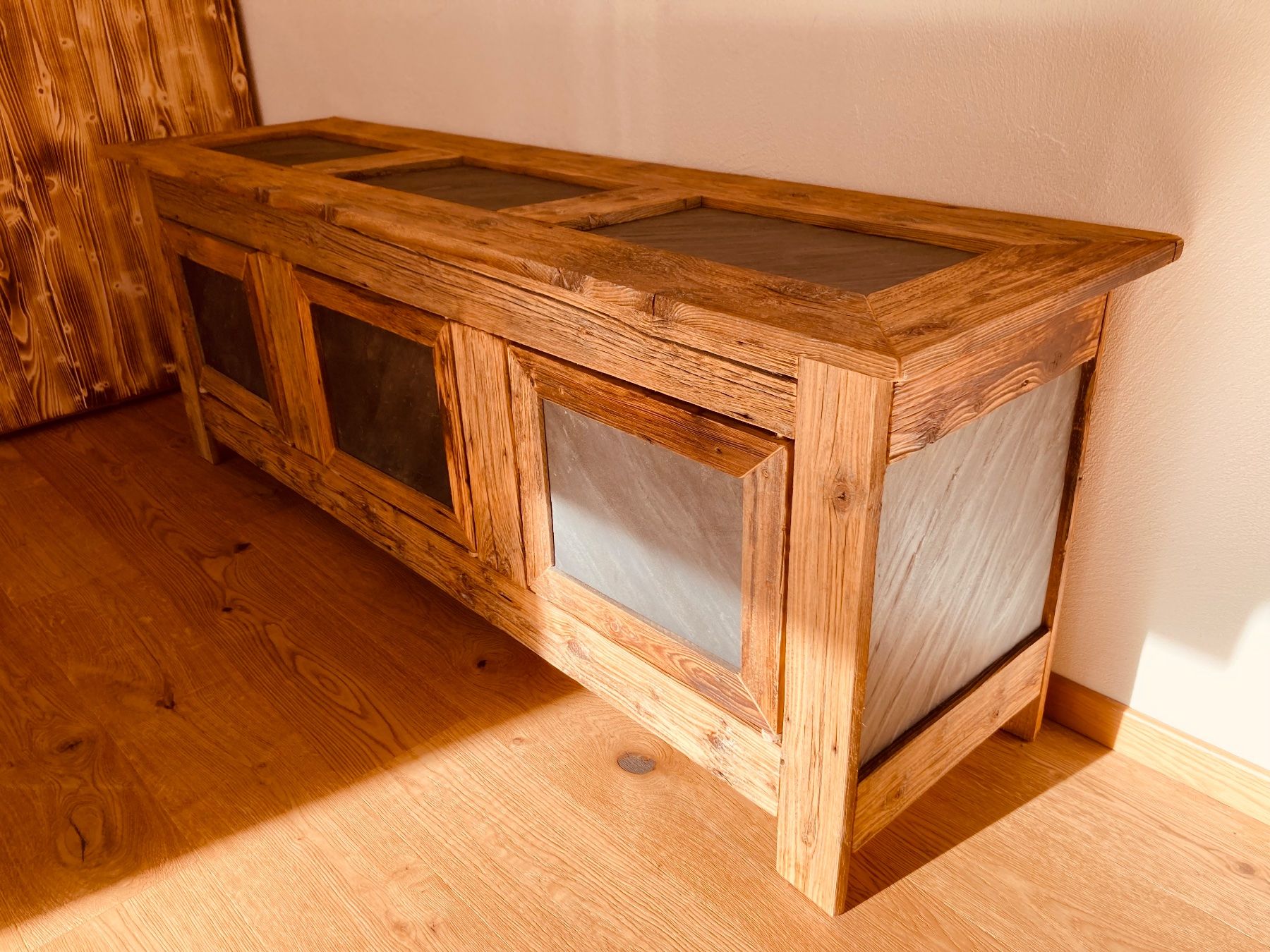 Cassettiere: Helles Sideboard aus Altholz, Unikat – Nuovo (secondo la descrizione) da Domat/Ems venduto da Stein_und_Holzbruch 2