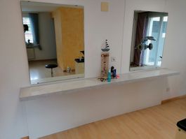 1 grosses Tablar Bedienungsplatz Coiffeur