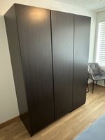 Schwarzer Kleiderschrank aus Holz – 2-teilig