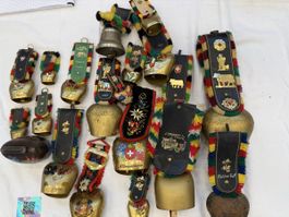Grosse Sammlung Schweizer Kuhglocken mit Riemen diverse
