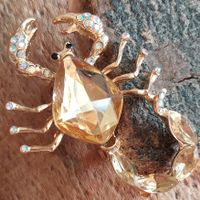 Goldfarbene Skorpion Brosche mit Schmucksteinen