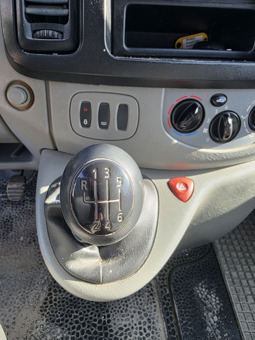 Veicoli commerciali: Renault Trafic 2.0L Diesel – Usato da Dulliken venduto da Sam_Baumaschine 7