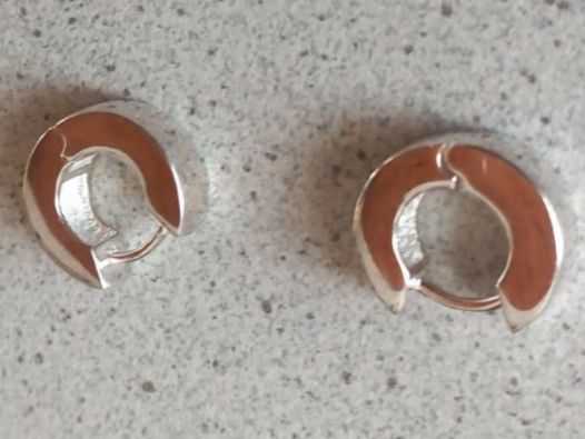 Orecchini pendenti & Orecchini a lobo: 2 Creolen Ohrhänger Silber. – Nuovo e nell'imballaggio originale da Winistorf venduto da acreativ