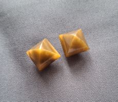2 Stück Knöpfe, in spezieller Form, 15 mm.