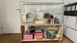 Hamsterterrarium mit Zubehör und Untergestell auf Rollen