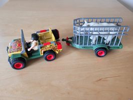 Rangerfahrzeug mit Nashorn und Käfiganhänger Safariwagen