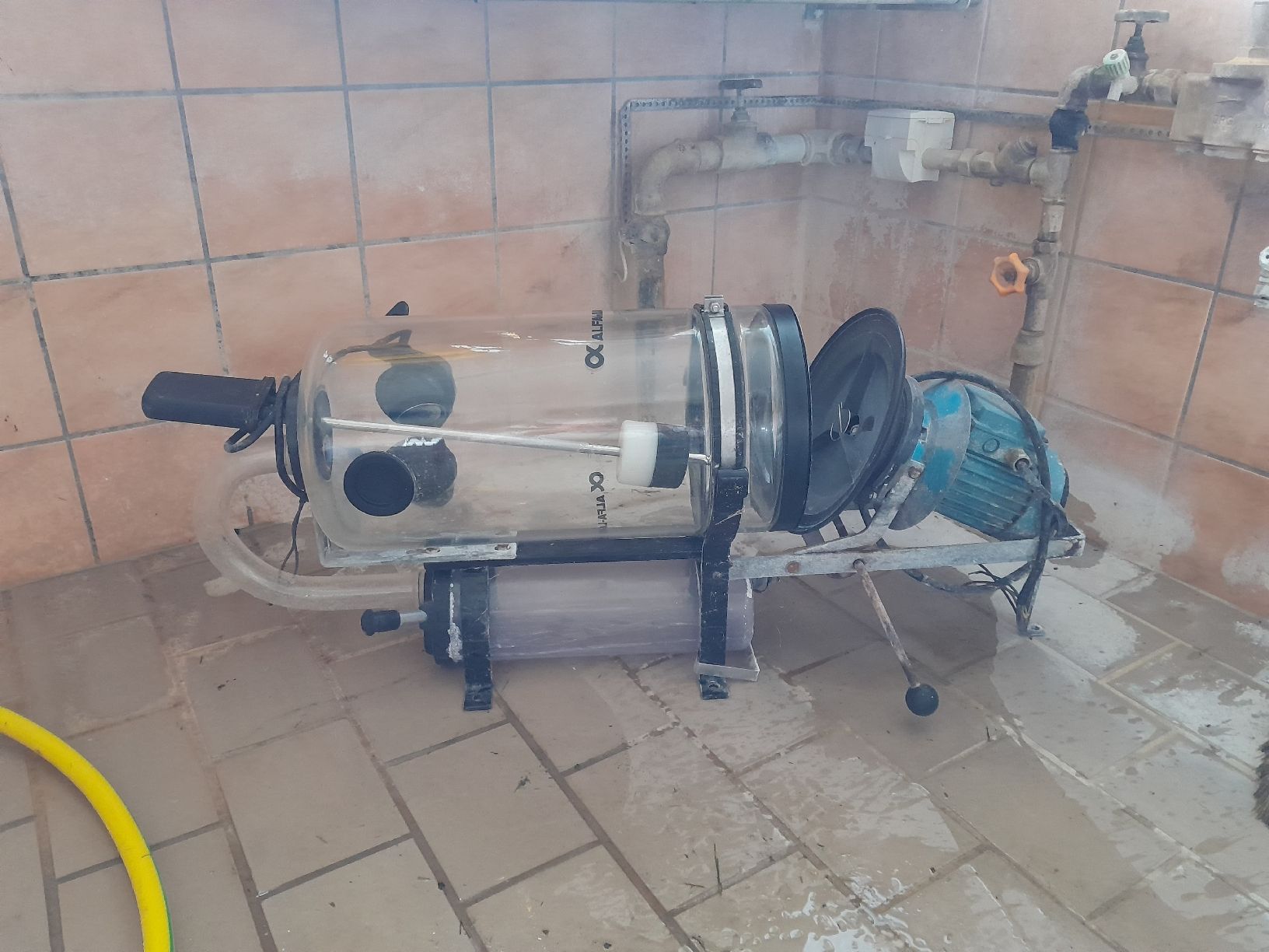 Matériel de laboratoire: Alfa laval Milchpume – Défectueux à Bennau par Vigispez 1