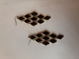 Boucles d'oreilles pendantes losanges noirs dorées