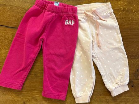 2x Baby Traininghosen Gr. 86 – GAP & rosa mit Punkten