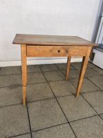 Kleiner Holztisch