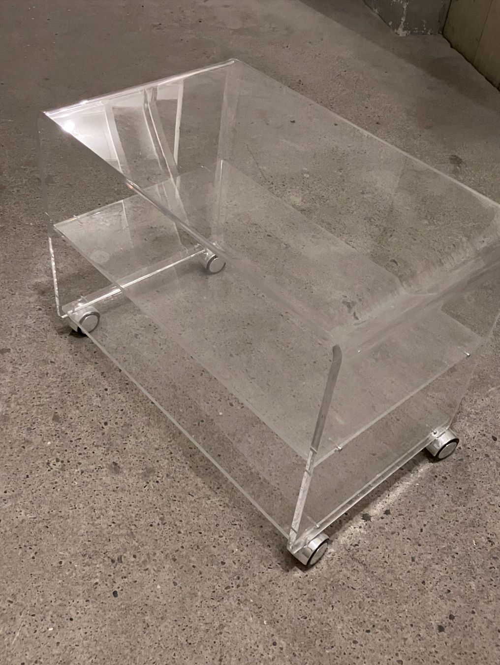 TV Möbel: Design Plexiglas Gestell mit Rädern – Gebraucht aus Bern von chmoka