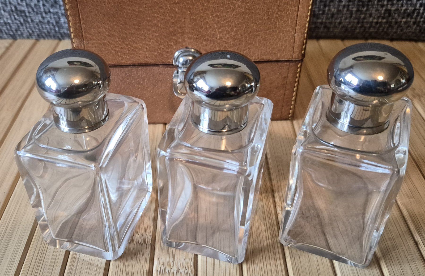 Flaconi: 3 Vintage Parfumflacons in Lederbox – Usato da Basel venduto da Kurioses 1