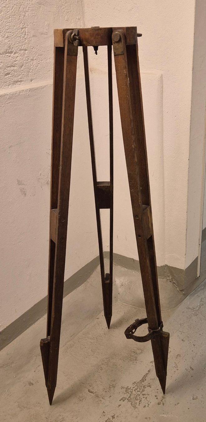 Treppiedi & Teste: Antikes Stativ als Lampenfuss – Usato da Luzern venduto da Louis-XVI