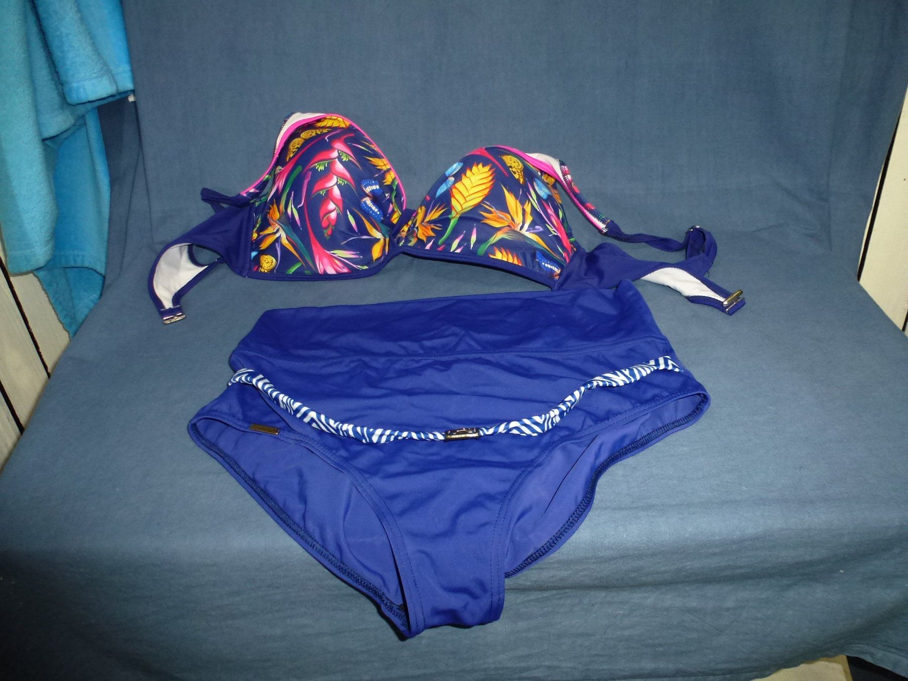 Costumi da bagno & Bikini: BIKINI MIT HOSE HOHER BEINAUSSCHNITT CUP 95 D / E  HOSE 44 – Nuovo (secondo la descrizione) da Kreuzlingen venduto da ang_7k8d