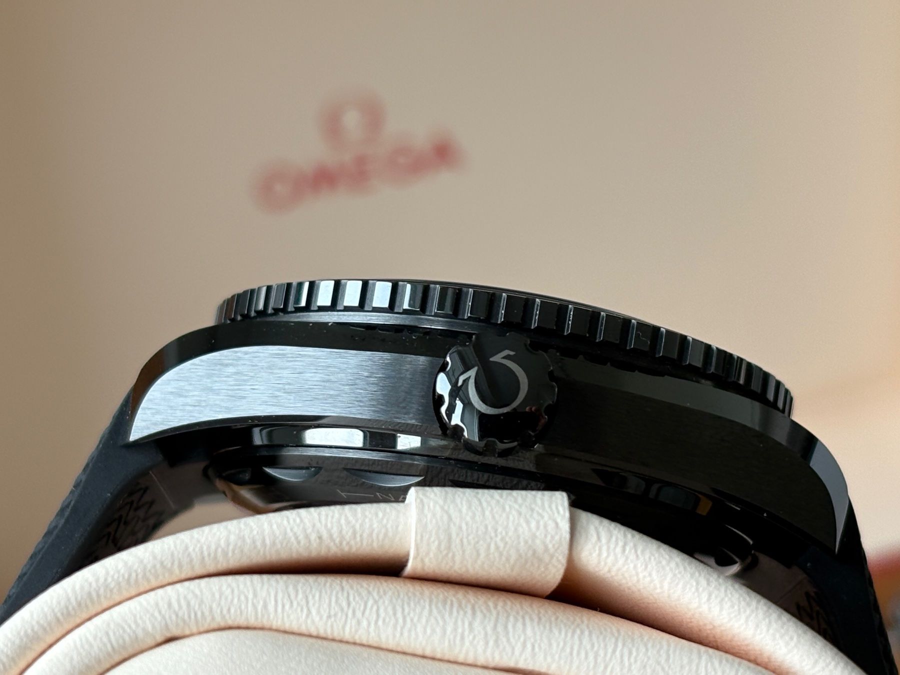 Omega Montres: OMEGA Seamaster Planet Ocean GMT Deep Black Fullset – D'occasion à Birsfelden par Mynos 8