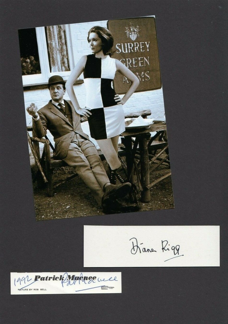 Autografi: D. RIGG UND P. MACNEE / PASSPARTOUT / AUTOGRAMM VON BEIDEN – Usato da Egg b. Zürich venduto da Dbunny 1