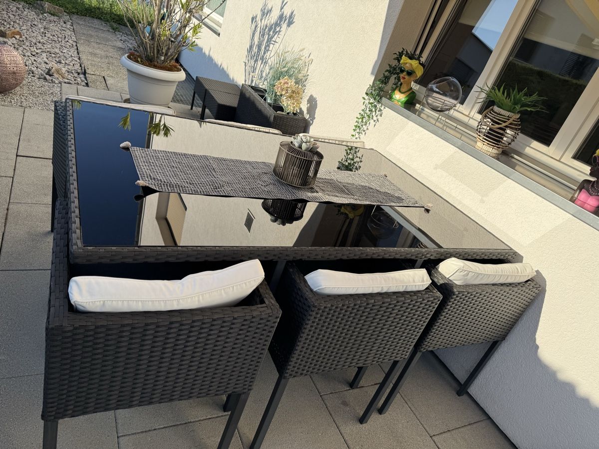 Set di tavolo e panche: Tisch inkl. 6 Stühle und 3 Hocker – Usato da Pratteln venduto da Lenny17