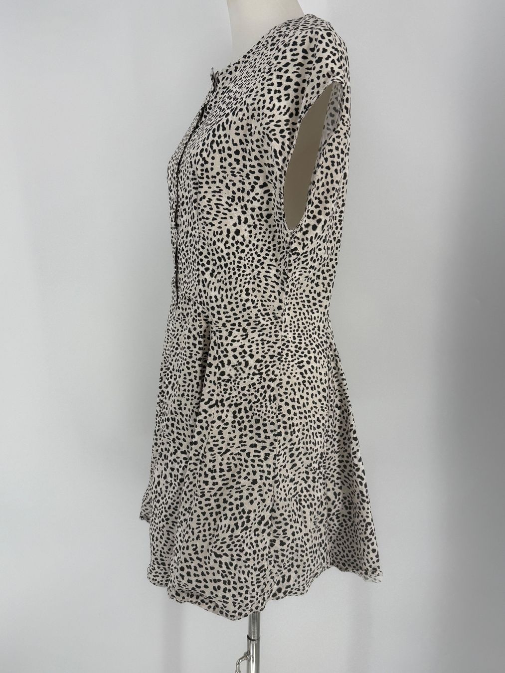 H&M Vestiti: Kleid mit Leo-Muster Gr. M von H&M – Usato da Auenstein venduto da moin. 1