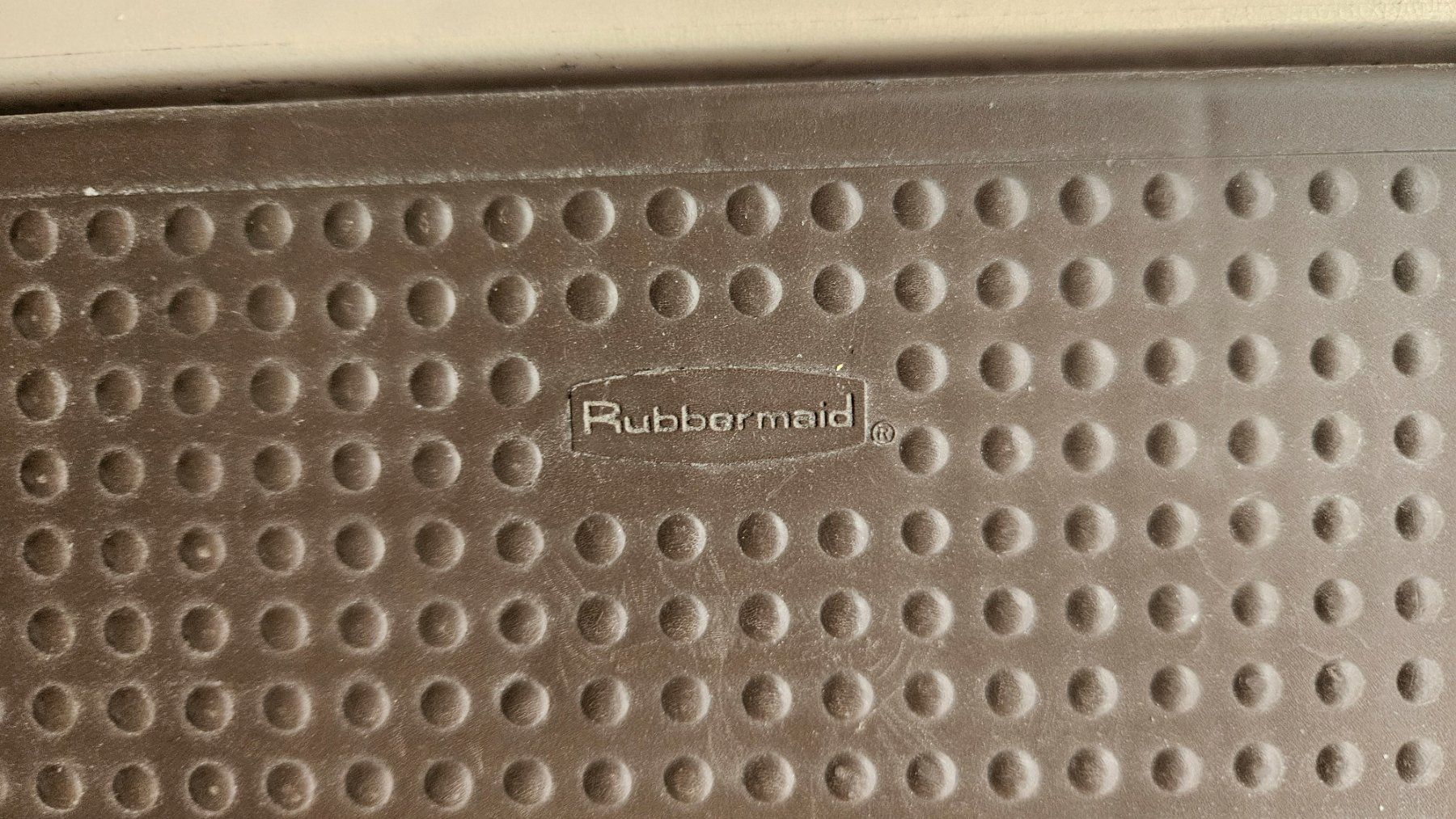 Sgabelli: Sgabello in plastica con contenitore Rubbermaid beige – Usato da Melano venduto da H-Sara 1