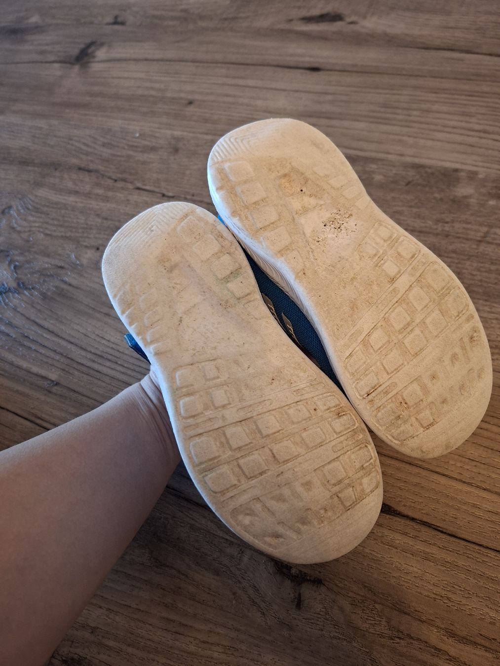 Adidas Scarpe per ragazzi: Adidas Kinderschuhe, Grösse 26 – Usato da Winterthur venduto da Ausmisten2026 2