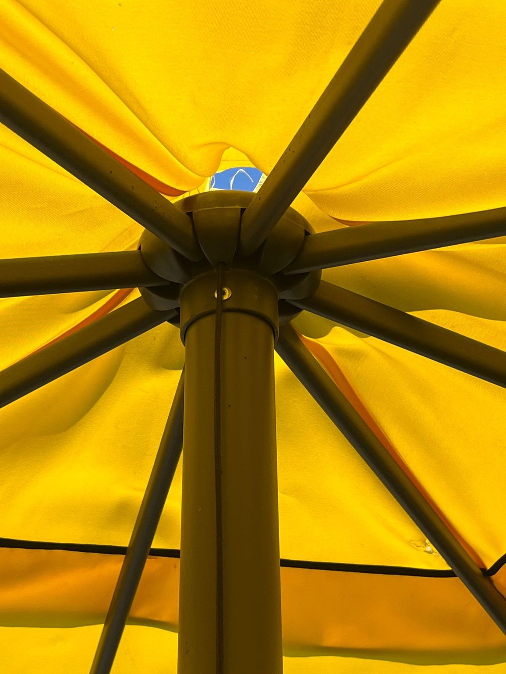 Sonnenschirme: Grosser Sonnenschirm mit Sockel – Gebraucht aus Obfelden von Pschumi1 1