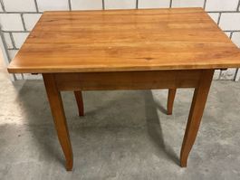 Massivholz‑Tisch mit Schublade – schön und funktional