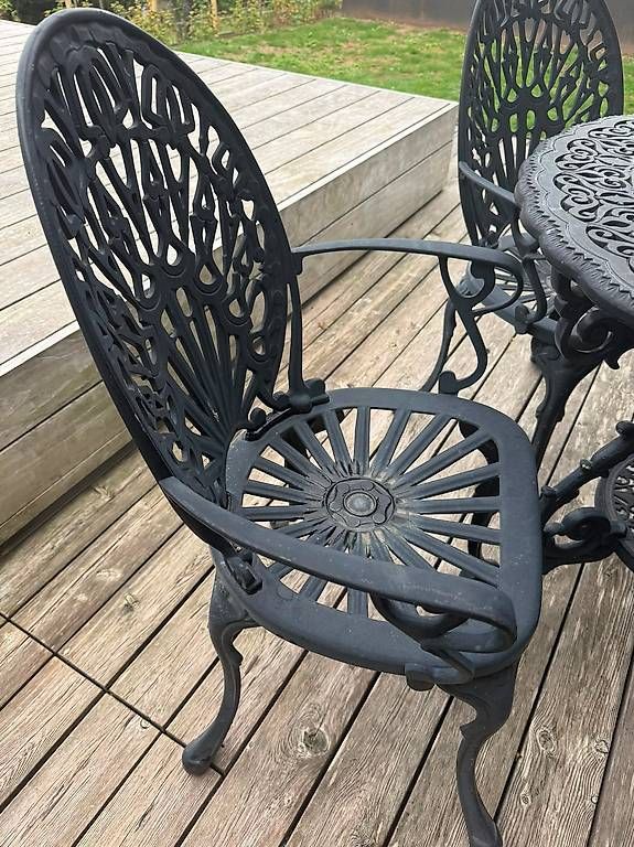 Set de table et chaises: Massive Gartengarnitur im nostalgischen Stil  – D'occasion à Murten par vogu 1