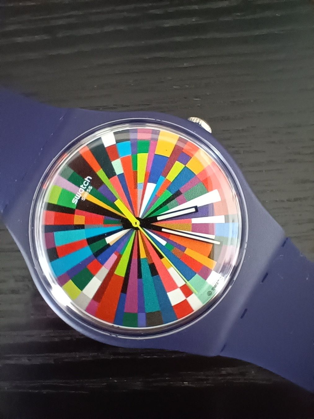 Swatch Orologi: SWATCH COLOR EXPLOTION SUOV 101 WIE NEU – Usato da Liebefeld venduto da Bestbets