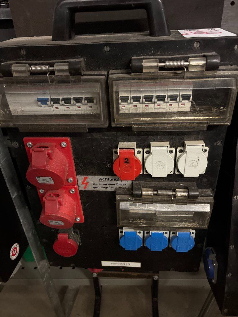 Alimentazione elettrica: Stromverteiler (Lot 256) 2504 Biel – Usato da Bäriswil venduto da WWYN-AUKTIONEN 1