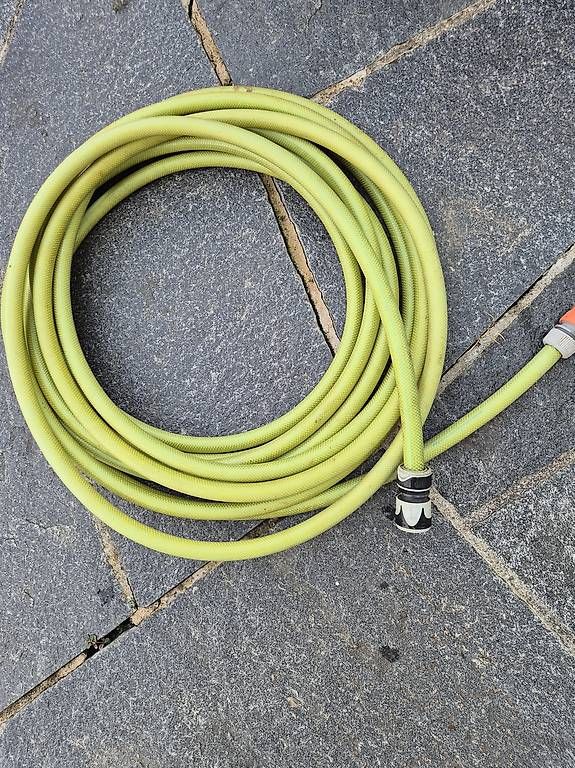 Tubi & Tubi flessibili: Gartenschlauch 16m – Usato da Küssnacht am Rigi venduto da Rigi87