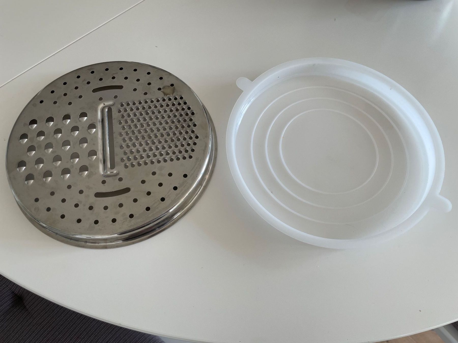 Elettrodomestici da cucina: Gemüseraffel / Käsereibe mit Schutzhülle – Usato da Gebenstorf venduto da bra_6ptt