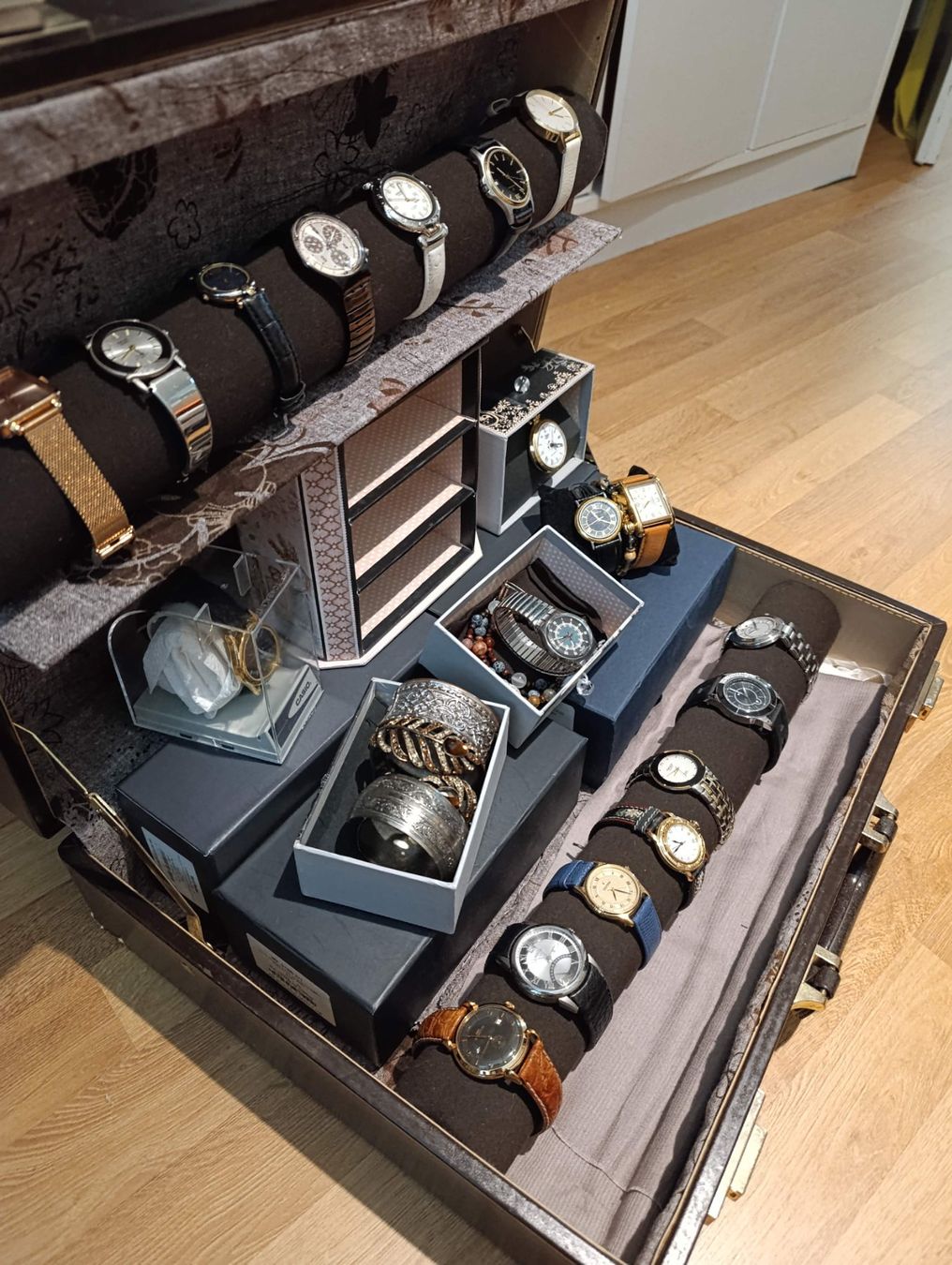 Orologi: Koffer mit Uhren – Usato da Chur venduto da Timepass01