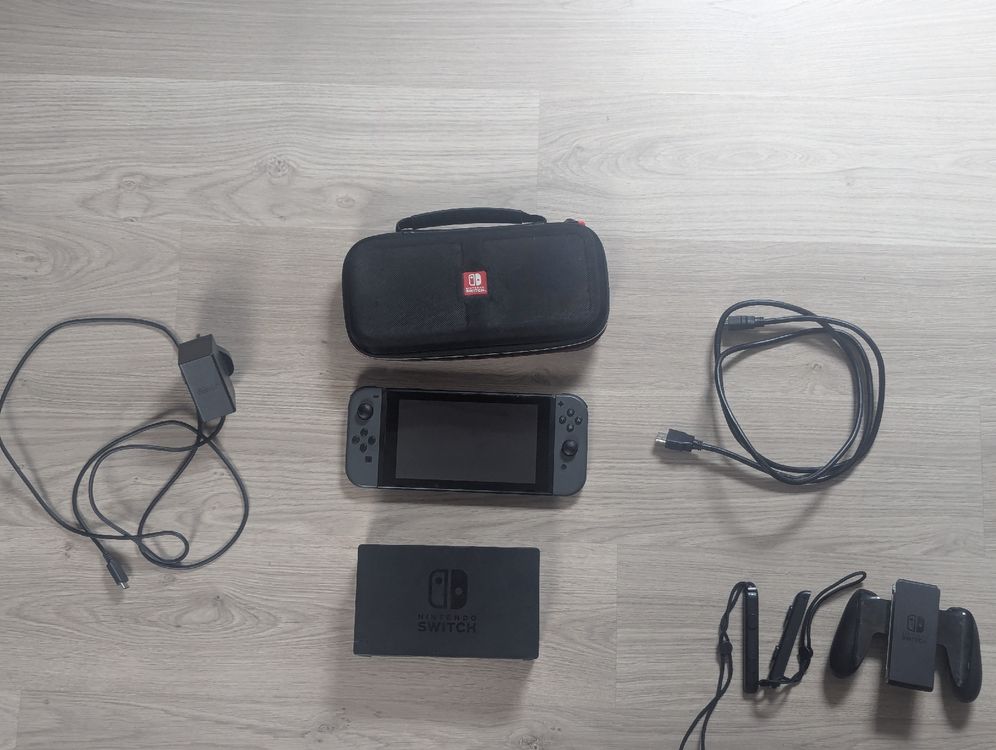 Nintendo Switch with accessories and official carry case (Gebraucht) in ...