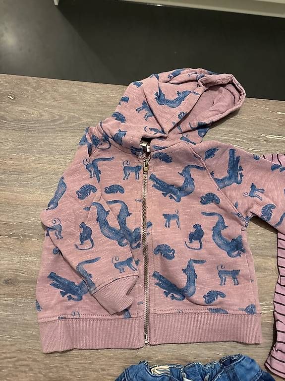 Lotti & Set di vestiti: Kinder Kleider  – Usato da Steinmaur venduto da VollService 3
